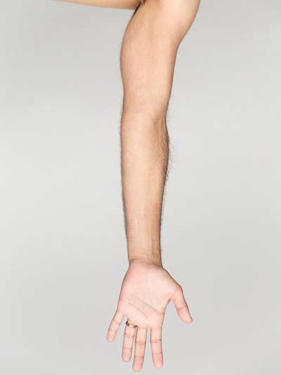 Foto correcta: brazo completo y claro