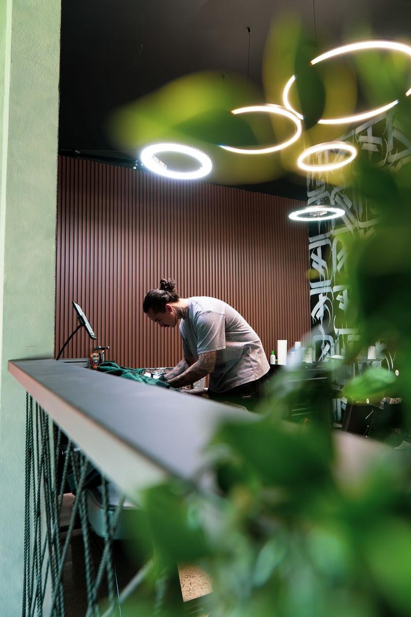 Daniel trabajando en Ink Boutique